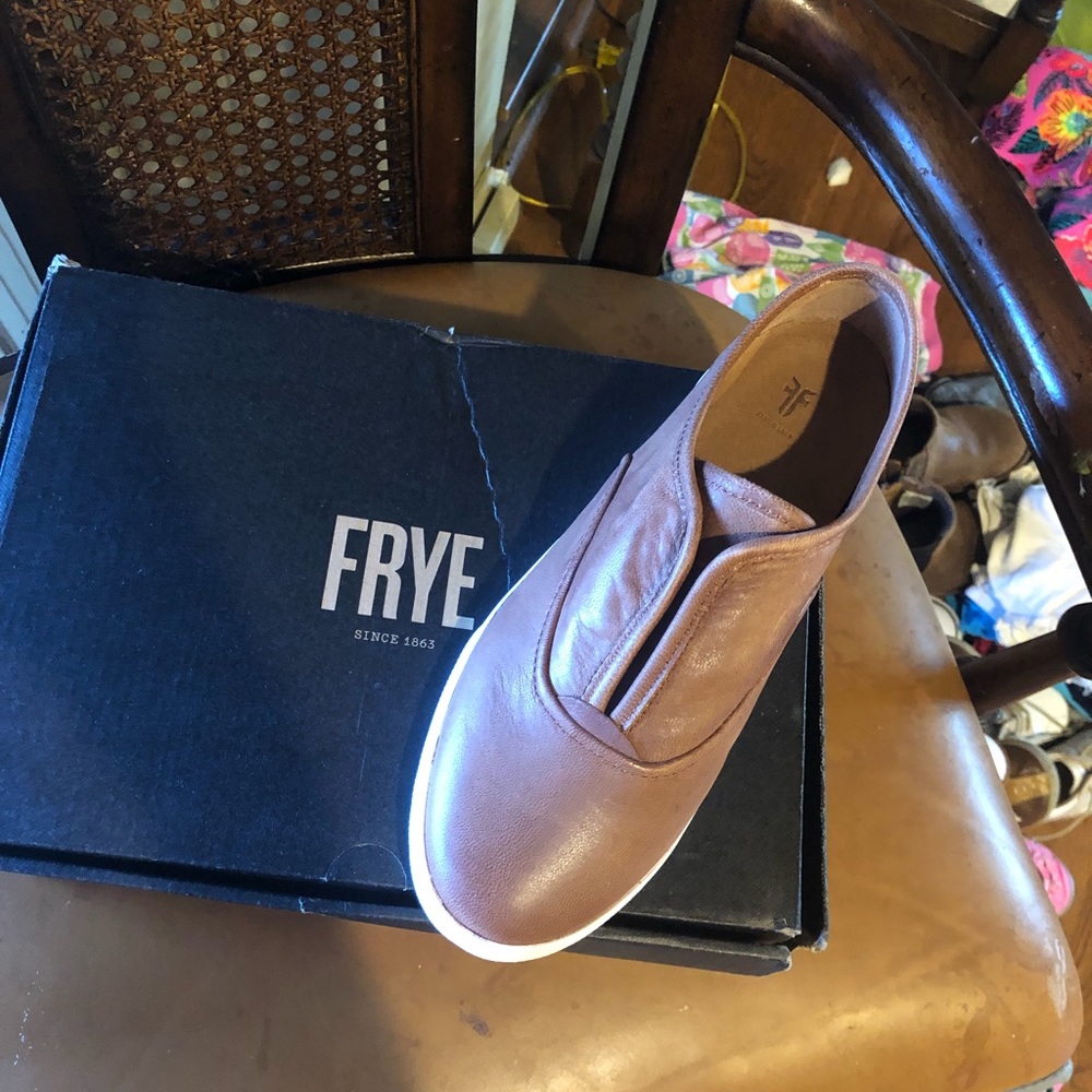 Frye flats- NIB Box is busted from shipping)